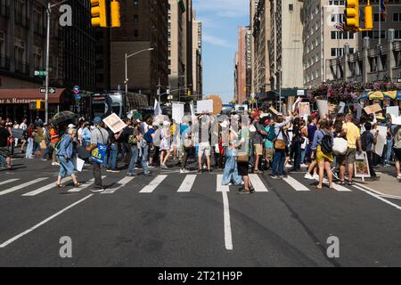 NEW YORK, USA, 17. SEPTEMBER 2023. Umweltaktivisten und Demonstranten des Klimawandels marschieren bei einer Kundgebung und stoppen den Verkehr in New York City Stockfoto