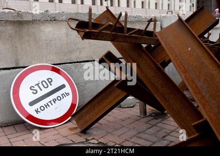 Kiew, Ukraine. Oktober 2023. Auf der Seite des Unabhängigkeitsplatzes in Kiew befinden sich ein „STOP“-Straßenschild und Panzerabsperkaden, die in der Frühphase des russisch-ukrainischen Krieges während der Belagerung von Kiew verwendet wurden. Quelle: SOPA Images Limited/Alamy Live News Stockfoto