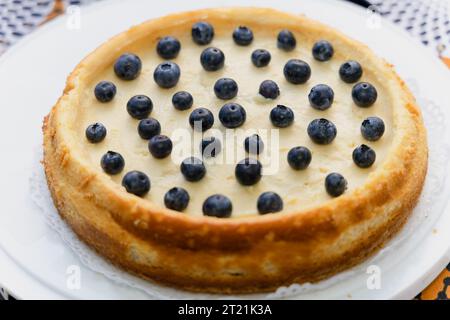 Milchtorte mit frischen Heidelbeeren in einer Bäckerei Stockfoto