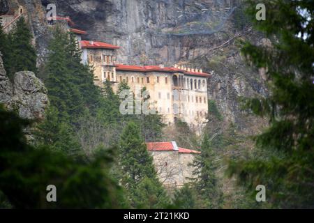 Das orthodoxe Kloster von Sumela, das auf einer Klippe mit Blick auf das Altindere-Tal auf 1200 Metern über dem Meeresspiegel errichtet wurde, befindet sich in der Region Maka Stockfoto