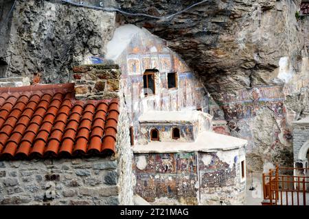 Das orthodoxe Kloster von Sumela, das auf einer Klippe mit Blick auf das Altindere-Tal auf 1200 Metern über dem Meeresspiegel errichtet wurde, befindet sich in der Region Maka Stockfoto