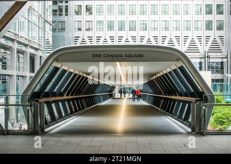 Adam Plaza Fußgängerbrücke vom Crossrail Place zum One Canada Building, Canary Wharf, London Stockfoto