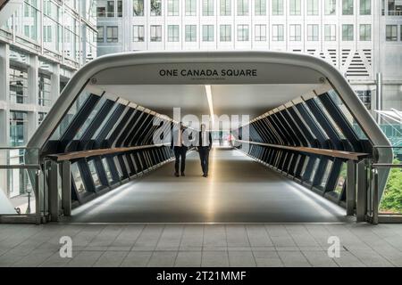 Adam Plaza Fußgängerbrücke vom Crossrail Place zum One Canada Building, Canary Wharf, London Stockfoto