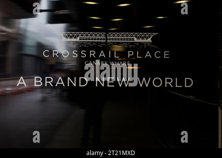 Schild am Eingang des Crossrail Place an der Adams Plaza Fußgängerbrücke, One Canada Square, Canary Wharf, London Stockfoto