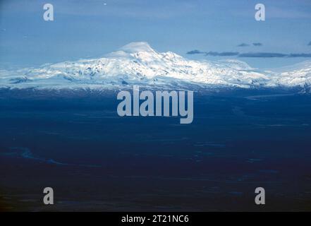 Mount Drum ist ein prominenter Vulkan in der Wrangell-St. Elias-Nationalpark, Alaska. Dieser aktive Vulkan ist Teil des Wrangell-Vulkanfeldes, bekannt für seine dramatischen Landschaften und sein raues Gelände. Stockfoto