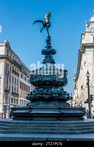 Der Shaftesbury Memorial Fountain, auch bekannt als Eros, ist ein Brunnen an der südöstlichen Seite des Piccadilly Circus in London, EnglandEros Stockfoto