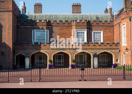 St. James's Palace eine königliche Tudor-Burg, die 1536 erbaut wurde In London England Großbritannien, das ein beliebtes Reiseziel ist Touristenattraktion Wahrzeichen des Cit Stockfoto