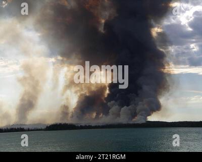 Smoke Column Skilak Lake. Themen: Feuermanagement; Feuer; Seen; Kenai National Wildlife Refuge; Alaska. . 1998 - 2011. Stockfoto