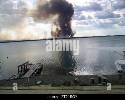 Dieses Bild zeigt eine Rauchsäule, die aus dem King County Creek Feuer steigt. Dieses Bild wurde am Skilak Lake innerhalb der Grenzen des Kenai NWR aufgenommen. Themen: Feuermanagement; Feuer; Seen; Kenai Nenai National Wildlife Refuge; Alaska. Stockfoto