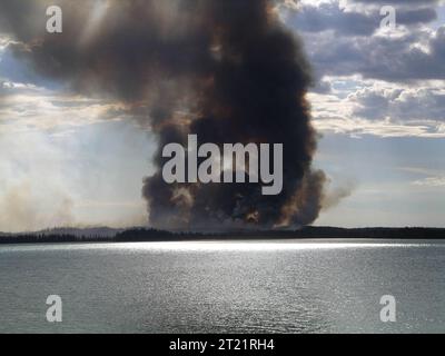 Smoke Column Skilak Lake. Themen: Feuermanagement; Feuer; Kenai National Wildlife Refuge; Alaska. Stockfoto