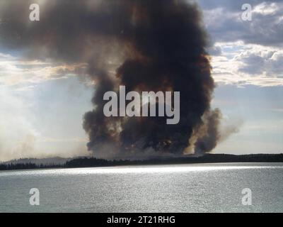 Smoke Column Skilak Lake. Themen: Feuermanagement; Feuer; Seen; Kenai National Wildlife Refuge; Alaska. Stockfoto