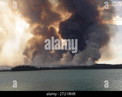 Smoke Column Skilak Lake. Themen: Feuermanagement; Feuer; Kenai National Wildlife Refuge; Alaska. Stockfoto