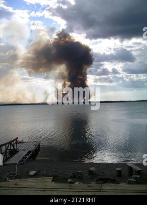 Smoke Column Skilak Lake. Themen: Feuermanagement; Feuer; Kenai National Wildlife Refuge; Alaska. Stockfoto