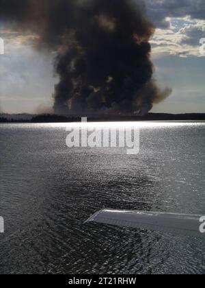 Smoke Column Skilak Lake. Themen: Feuermanagement; Feuer; Seen; Kenai National Wildlife Refuge; Alaska. Stockfoto