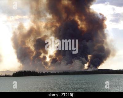 Das Feuer im King County Creek im Jahr 2005 erzeugte eine große Rauchsäule, die über dem Skilak Lake im Kenai National Wildlife Refuge in Alaska aufragte. Der Brand wurde von den Brandschutzbehörden im Rahmen der laufenden Waldbrandbewirtschaftung in der Region bekämpft. Stockfoto