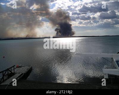 Smoke Column Skilak Lake. Themen: Feuermanagement; Feuer; Kenai National Wildlife Refuge; Alaska. Stockfoto