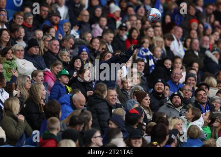 Brighton, Großbritannien. Oktober 2023. Ein Fan wirft den Ball im American Express Stadium in Brighton beim Spiel der Barclays Women's Super League zwischen Brighton & Hove Albion und Tottenham Hotspur zurück auf das Spielfeld. Quelle: James Boardman/Alamy Live News Stockfoto