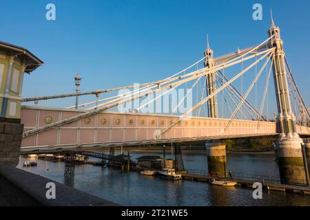 Die Albert Bridge ist eine Straßenbrücke über die Themse, die Chelsea im Zentrum Londons am Nordufer mit Battersea im Süden verbindet. Stockfoto