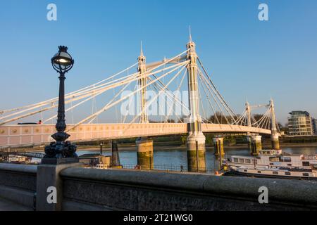 Die Albert Bridge ist eine Straßenbrücke über die Themse, die Chelsea im Zentrum Londons am Nordufer mit Battersea im Süden verbindet. Stockfoto