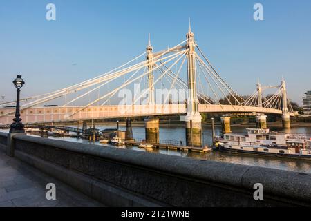 Die Albert Bridge ist eine Straßenbrücke über die Themse, die Chelsea im Zentrum Londons am Nordufer mit Battersea im Süden verbindet. Stockfoto