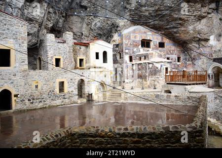 Das orthodoxe Kloster von Sumela, das auf einer Klippe mit Blick auf das Altindere-Tal auf 1200 Metern über dem Meeresspiegel errichtet wurde, befindet sich in der Region Maka Stockfoto