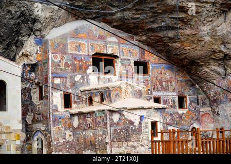 Das orthodoxe Kloster von Sumela, das auf einer Klippe mit Blick auf das Altindere-Tal auf 1200 Metern über dem Meeresspiegel errichtet wurde, befindet sich in der Region Maka Stockfoto