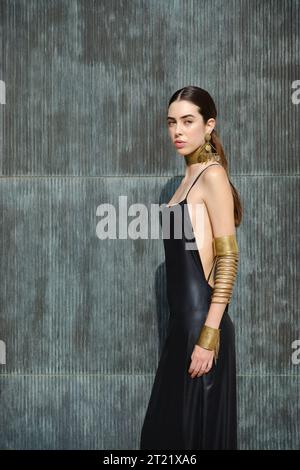 Ein Model posiert während eines Designs von MadridEsModa bei der Eröffnung der Madrid Fashion Week im Archäologischen Museum von Madrid, 7. September 2023, Spanien mit: Atmosphäre Wo: Madrid, Spanien Wann: 07. September 2023 Credit: Oscar Gonzalez/WENN Stockfoto