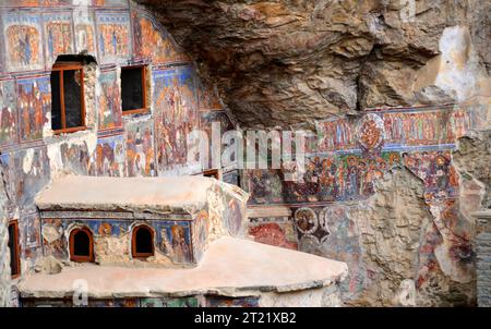 Das orthodoxe Kloster von Sumela, das auf einer Klippe mit Blick auf das Altindere-Tal auf 1200 Metern über dem Meeresspiegel errichtet wurde, befindet sich in der Region Maka Stockfoto