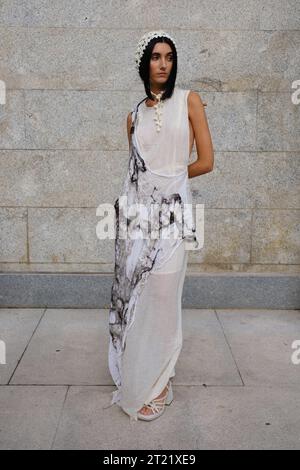 Ein Model posiert während eines Designs von MadridEsModa bei der Eröffnung der Madrid Fashion Week im Archäologischen Museum von Madrid, 7. September 2023, Spanien mit: Atmosphäre Wo: Madrid, Spanien Wann: 07. September 2023 Credit: Oscar Gonzalez/WENN Stockfoto