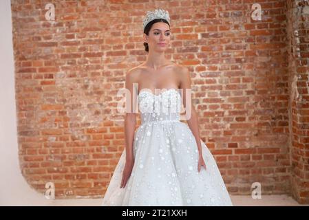 Das Model trägt während der Präsentation der OMNIA Kollektion auf der Madrid Fashion Week ein Hochzeitskleid von Esther Noriega. September 2023 Spai mit: Modell Wo: Madrid, Spanien Wann: 08. September 2023 Credit: Oscar Gonzalez/WENN Stockfoto