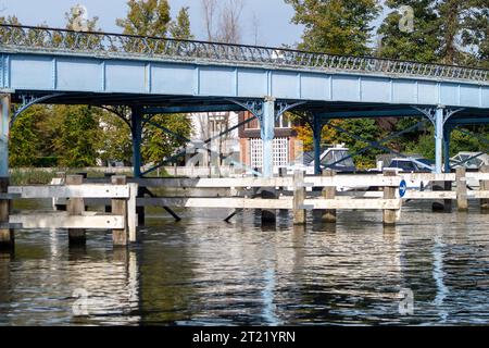 Cookham, Großbritannien. Oktober 2023. Die Cookham Bridge über die Themse in Cookham, Berkshire, ist heute für die nächsten 22 Wochen geschlossen, während die historische, denkmalgeschützte Brücke des Grades II. Grades gewartet wird. Fußgängern und Radfahrern wird es jedoch weiterhin gestattet sein, die Brücke zu überqueren, Fahrzeuge jedoch nicht. Stattdessen wird der Verkehr durch Maidenhead umgeleitet. Unternehmen in Cookham und dem nahe gelegenen Dorf Bourne End befürchten, dass dies einen Einkommensverlust bedeuten würde, haben jedoch keinen Anspruch auf Entschädigung. Busse sind auch umgeleitet, was insbesondere ältere Menschen mit Be Adverserl bedeutet Stockfoto