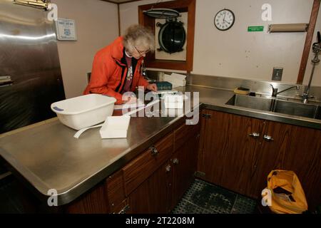 Im Jahr 2006 wurden Futterfischforschung am M/V Tiglax des U.S. Fish and Wildlife Service durchgeführt, wobei der Schwerpunkt auf Küstenumwelt und Vogelpopulationen auf den Shumagin Islands, Alaska, lag. Stockfoto