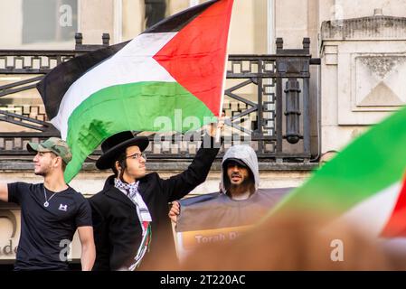 Demonstranten der Bewegung orthodoxe Juden gegen Zionismus nehmen an einem "Marsch für Palästina" Teil, Teil einer pro-palästinensischen nationalen Demonstration, in London Stockfoto