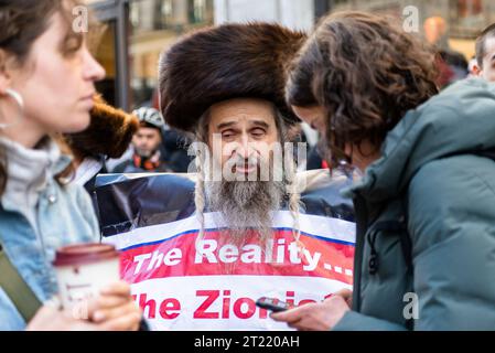 Demonstranten der Bewegung orthodoxe Juden gegen Zionismus nehmen an einem "Marsch für Palästina" Teil, Teil einer pro-palästinensischen nationalen Demonstration, in London Stockfoto