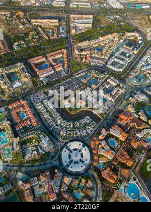 Blick auf Hotels und Resorts in Costa Adeje aus der Vogelperspektive mit Einkaufszentrum Plaza Del Duque Stockfoto