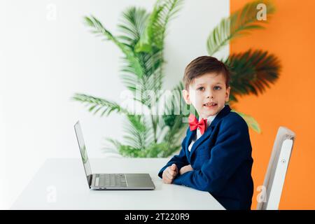 Ein Schüler sitzt an einem Laptop in einem IT-Unterrichtsraum in der Schule Stockfoto