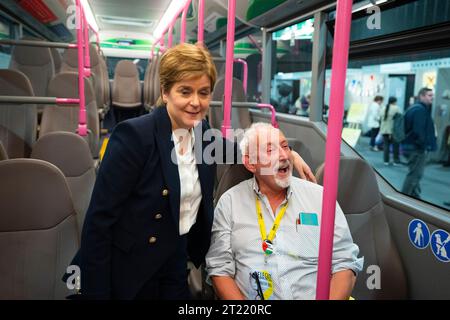 Aberdeen, Schottland, Großbritannien. Oktober 2023. Tag zwei der SNP-Jahreskonferenz, an dem die ehemalige erste Ministerin Nicola Sturgeon teilnimmt. Es folgte ein Medienrausch, bevor sie sich in den Konferenzsaal machte, um sich die Nachmittagsgeschichten anzuhören. Nicola Sturgeon trifft Teammitglieder von First Bus in einem neuen Elektrobus. Iain Masterton/Alamy Live News Stockfoto