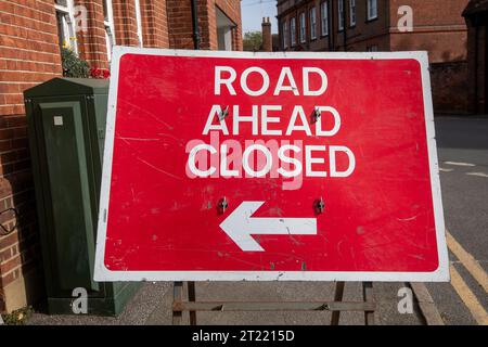 Cookham, Großbritannien. Oktober 2023. Die Cookham Bridge über die Themse in Cookham, Berkshire, ist heute für die nächsten 22 Wochen geschlossen, während die historische, denkmalgeschützte Brücke des Grades II. Grades gewartet wird. Fußgängern und Radfahrern wird es jedoch weiterhin gestattet sein, die Brücke zu überqueren, Fahrzeuge jedoch nicht. Stattdessen wird der Verkehr durch Maidenhead umgeleitet. Unternehmen in Cookham und dem nahe gelegenen Dorf Bourne End befürchten, dass dies einen Einkommensverlust bedeuten würde, haben jedoch keinen Anspruch auf Entschädigung. Busse sind auch umgeleitet, was insbesondere ältere Menschen mit Be Adverserl bedeutet Stockfoto