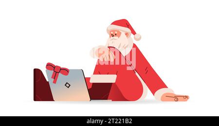 weihnachtsmann in rotem Kostüm sitzt auf dem Boden und benutzt Laptop Happy New Year Frohe christmas Holiday Celebration Konzept Stock Vektor