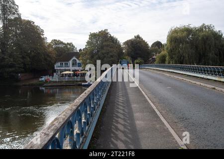 Cookham, Großbritannien. Oktober 2023. Die Cookham Bridge über die Themse in Cookham, Berkshire, ist heute für die nächsten 22 Wochen geschlossen, während die historische, denkmalgeschützte Brücke des Grades II. Grades gewartet wird. Fußgängern und Radfahrern wird es jedoch weiterhin gestattet sein, die Brücke zu überqueren, Fahrzeuge jedoch nicht. Stattdessen wird der Verkehr durch Maidenhead umgeleitet. Unternehmen in Cookham und dem nahe gelegenen Dorf Bourne End befürchten, dass dies einen Einkommensverlust bedeuten würde, haben jedoch keinen Anspruch auf Entschädigung. Busse sind auch umgeleitet, was insbesondere ältere Menschen mit Be Adverserl bedeutet Stockfoto