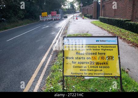 Cookham, Großbritannien. Oktober 2023. Die Cookham Bridge über die Themse in Cookham, Berkshire, ist heute für die nächsten 22 Wochen geschlossen, während die historische, denkmalgeschützte Brücke des Grades II. Grades gewartet wird. Fußgängern und Radfahrern wird es jedoch weiterhin gestattet sein, die Brücke zu überqueren, Fahrzeuge jedoch nicht. Stattdessen wird der Verkehr durch Maidenhead umgeleitet. Unternehmen in Cookham und dem nahe gelegenen Dorf Bourne End befürchten, dass dies einen Einkommensverlust bedeuten würde, haben jedoch keinen Anspruch auf Entschädigung. Busse sind auch umgeleitet, was insbesondere ältere Menschen mit Be Adverserl bedeutet Stockfoto