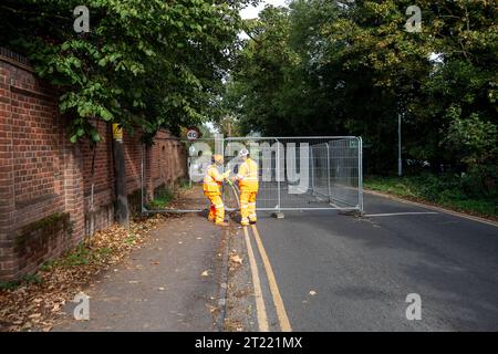 Cookham, Großbritannien. Oktober 2023. Die Cookham Bridge über die Themse in Cookham, Berkshire, ist heute für die nächsten 22 Wochen geschlossen, während die historische, denkmalgeschützte Brücke des Grades II. Grades gewartet wird. Fußgängern und Radfahrern wird es jedoch weiterhin gestattet sein, die Brücke zu überqueren, Fahrzeuge jedoch nicht. Stattdessen wird der Verkehr durch Maidenhead umgeleitet. Unternehmen in Cookham und dem nahe gelegenen Dorf Bourne End befürchten, dass dies einen Einkommensverlust bedeuten würde, haben jedoch keinen Anspruch auf Entschädigung. Busse sind auch umgeleitet, was insbesondere ältere Menschen mit Be Adverserl bedeutet Stockfoto