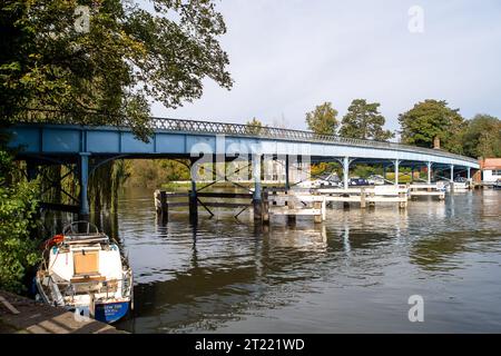 Cookham, Großbritannien. Oktober 2023. Die Cookham Bridge über die Themse in Cookham, Berkshire, ist heute für die nächsten 22 Wochen geschlossen, während die historische, denkmalgeschützte Brücke des Grades II. Grades gewartet wird. Fußgängern und Radfahrern wird es jedoch weiterhin gestattet sein, die Brücke zu überqueren, Fahrzeuge jedoch nicht. Stattdessen wird der Verkehr durch Maidenhead umgeleitet. Unternehmen in Cookham und dem nahe gelegenen Dorf Bourne End befürchten, dass dies einen Einkommensverlust bedeuten würde, haben jedoch keinen Anspruch auf Entschädigung. Busse sind auch umgeleitet, was insbesondere ältere Menschen mit Be Adverserl bedeutet Stockfoto