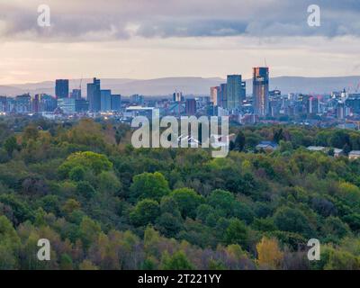 Manchester Skyline aus einem Park in der Nähe Stockfoto