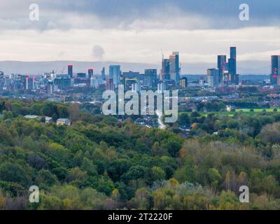 Manchester Skyline aus einem Park in der Nähe Stockfoto