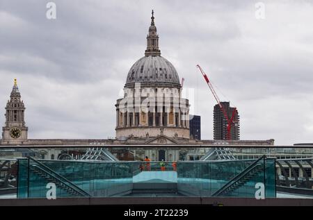 London, England, Großbritannien. Oktober 2023. Arbeiter auf der Millennium Bridge. Die Fußgängerbrücke über die Themse wurde wegen dreiwöchiger Reparaturarbeiten geschlossen. (Kreditbild: © Vuk Valcic/ZUMA Press Wire) NUR REDAKTIONELLE VERWENDUNG! Nicht für kommerzielle ZWECKE! Quelle: ZUMA Press, Inc./Alamy Live News Stockfoto