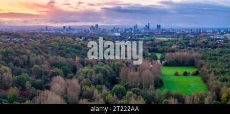 Manchester Skyline aus einem Park in der Nähe Stockfoto