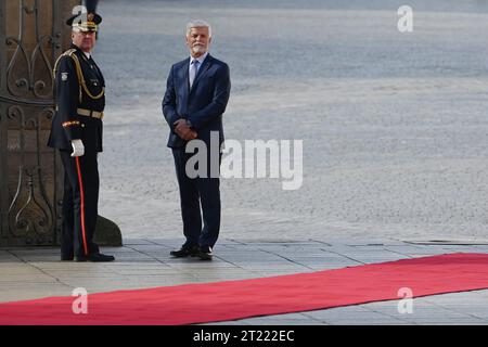 Prag, Tschechische Republik. Oktober 2023. Der tschechische Präsident Petr Pavel (R) wurde vor einem Treffen mit seinem Amtskollegen aus Moldawien Maia Sandu auf der Prager Burg gesehen. Die Präsidentin der Republik Moldau, Maia Sandu, besuchte die Tschechische Republik und traf sich mit dem tschechischen Präsidenten Petr Pavel. Quelle: SOPA Images Limited/Alamy Live News Stockfoto