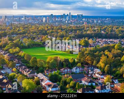 Manchester Skyline aus einem Park in der Nähe Stockfoto