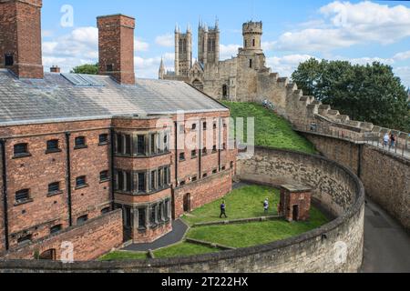 Das viktorianische Gefängnis aus roten Backsteinen auf dem Gelände von Lincoln Castle mit dem Observatory Tower und darüber hinaus die Lincoln Cathedral an der Skyline. Linkolen Stockfoto